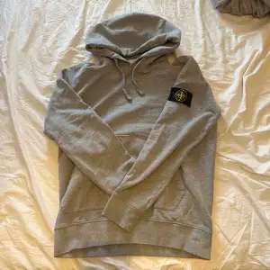Snygg grå Stone Island hoodie i storlek L