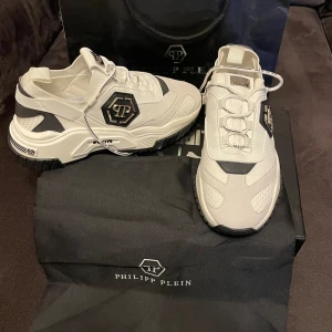 Skor  - Skorna är nya och aldrig använda. Passar bra båda som sommar och vinter skor 