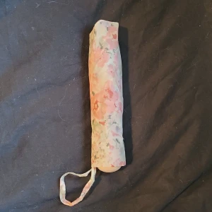 Fin parasol/paraply  - En blommig parasol/parply som inte kommer till anvãnding. Perfekt för sommaren om man vill skydda sig lite extra från solstrålar. Använd en gång, är i nyskick. 
