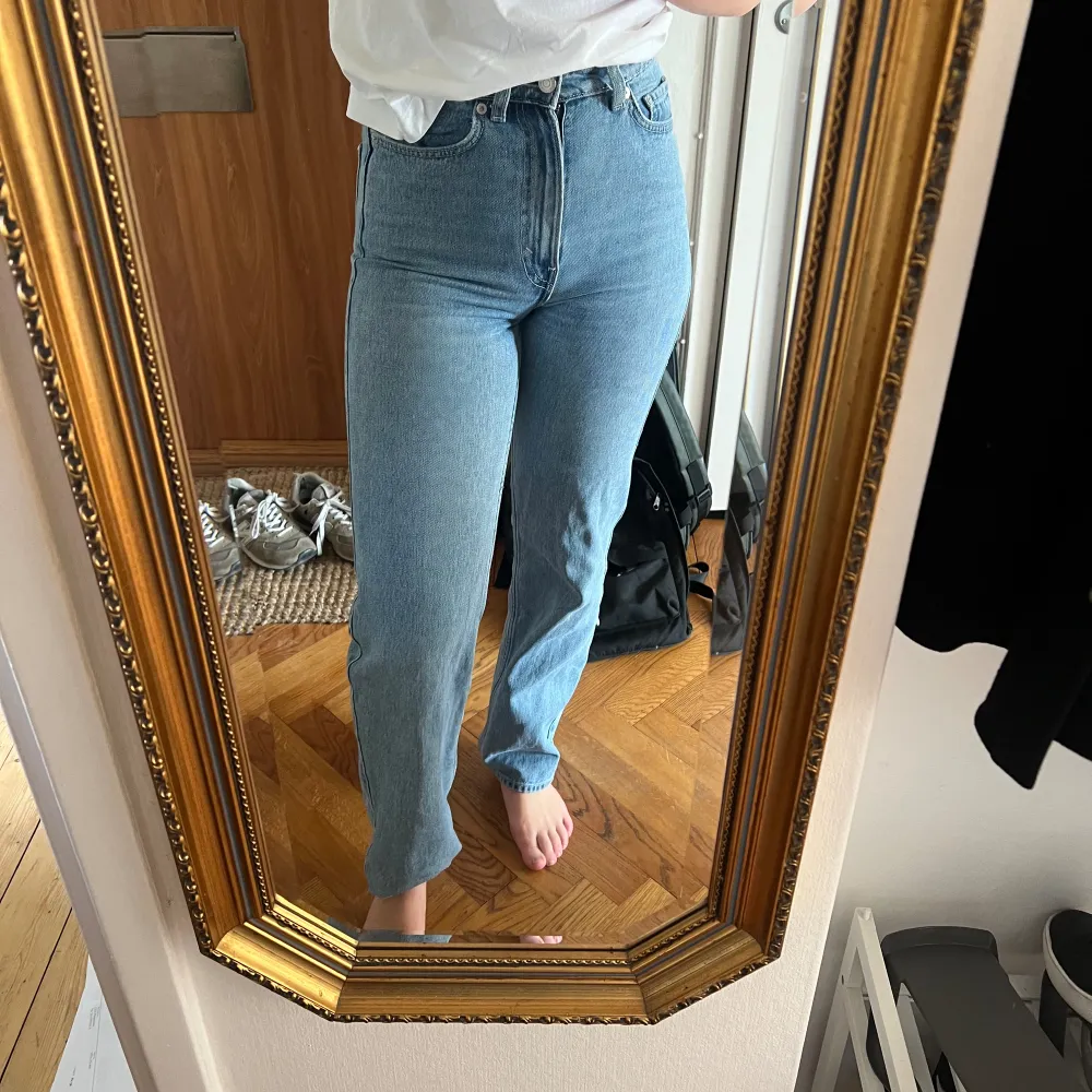 Jeans från Weekday i modellen Rowe. Storlek 25/32. . Jeans & Byxor.