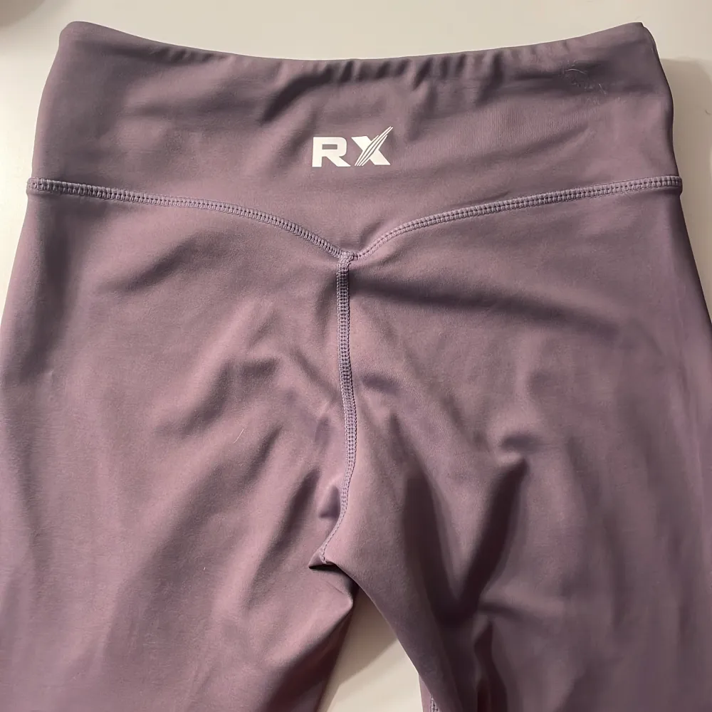 Säljer dessa träningsleggings i en typ lila färg från RX prfmnce i fint skick. Storlek xs men stretchiga!! 100kr +frakt. Sport & träning.