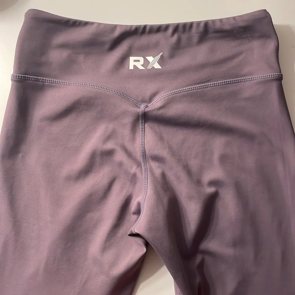 Säljer dessa träningsleggings i en typ lila färg från RX prfmnce i fint skick. Storlek xs men stretchiga!! 100kr +frakt. Sportswear.