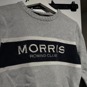 Kabelstickad tröja från Morris  - Grå kabelstickad tröja från Morris