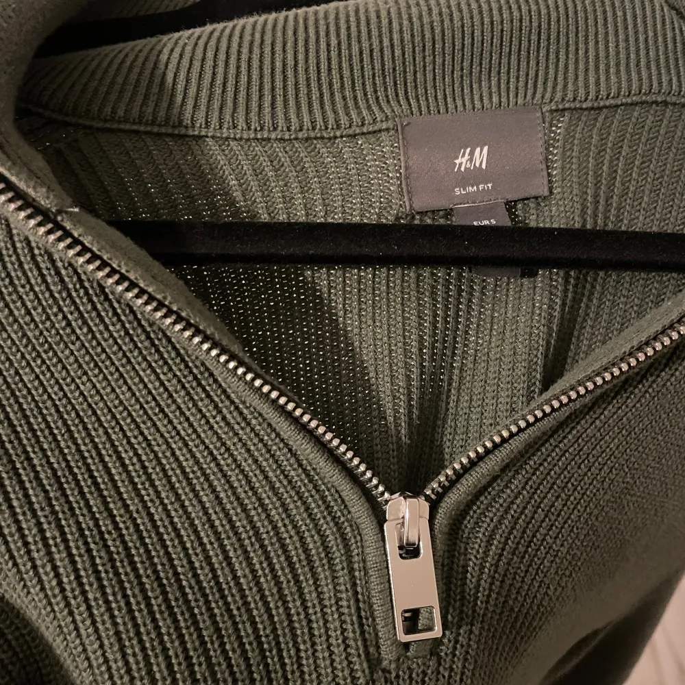 En skön grön H&M Half Zip | skick: 9/10 använd några gånger men inga defekter | storlek S men passar M. Hoodies.