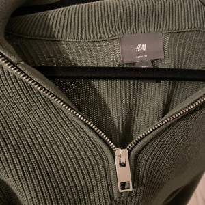 En skön grön H&M Half Zip | skick: 9/10 använd några gånger men inga defekter | storlek S men passar M