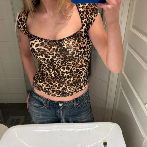 Leopard topp - Säljer min ursnygga leopard topp från Nelly! Så trendig!!! Köpte två storlekar så säljer ena🩷 Prislapp kvar