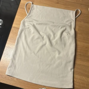 Linne - 90s boatneck linne köpt förra året på Gina, formar sig snyggt på kroppen 