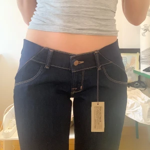 Lågmidjade jeans - Skit snygga mörkblåa Lågmidjade jeans med prislapparna kvar.  Innerbenslängd: 84cm Midjemått runt hela: 80cm Hör av er om ni vill ha fler bilder