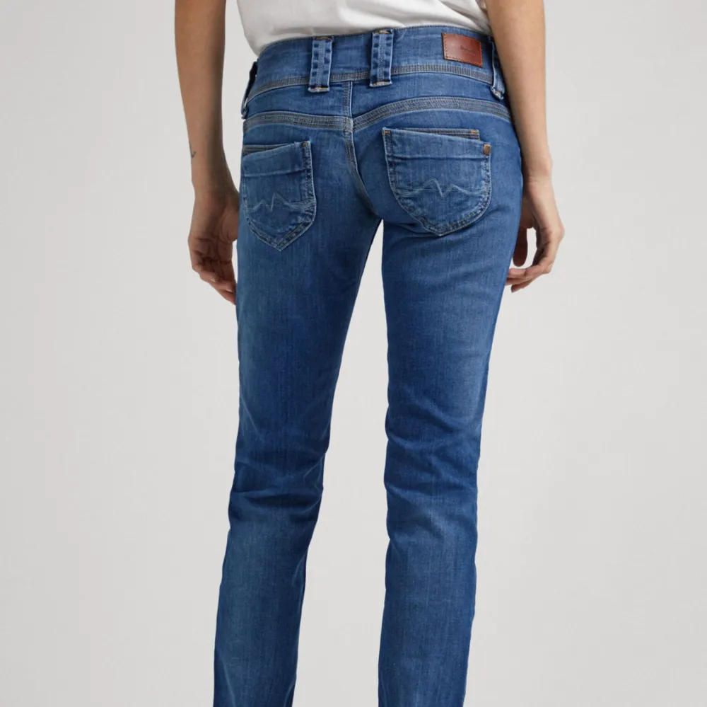 Säljer mina favorit jeans från pepe jeans då de har blivit för små för mig💕 storlek W27 L34. Jag är 172 men har långa ben som referens. . Jeans & Byxor.