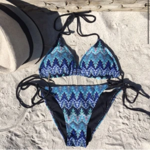 Bikini från designbysi - Super snygg och cool bikini inför sommaren 🤩👙. Aldrig använd då jag köpte fel storlek. Men skulle ändå säga att den ser liten ut i storleken. Skriv om det finns frågor eller funderingar. Påsen som den kom i medföljer även❣️🤗