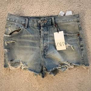 Lågmidjade jeansshorts från Zara i storlek 40.