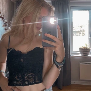 Spets linne  - Köpt ifrån New yorker kostade 100kr men säljer den för 50 ingår även frakt beroende på hur mycket paket väger😊. Har använt några gånger men är som nytt.