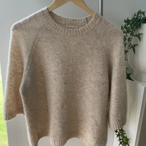 Stickad T-shirt Soft Rebels tröja - Fin stickad beige tröja. Nypris 800 kr, säljer för 275. Bra skick.  Står L, men är mer som en M. Passar även en S