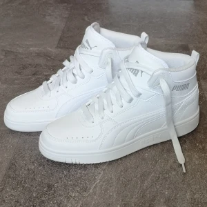 PUMA sneakers - Vita sneakers från PUMA. Endast testat dom lite inomhus så de är i nyskick! Storlek 39. 