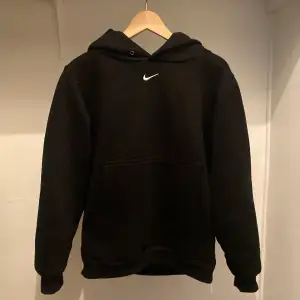 vintage Nike hoodie oversized svart. Köpt ifrån plick för 450kr. skick 8/10 tappat bort snöret till luvan. skriv för fler frågor eller bilder. pris kan diskuteras 