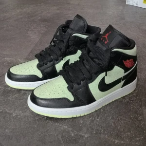 Air Jordan 1 MID - Ska nu sälja mina "Nike Air Jordan 1 MID" sneakers då jag insett att de tyvärr är för små för mig. Inköpta på Zalando för ett par år sedan. Har endast provat dom lite hemma inomhus och sen har de stått i garderoben så de är i nyskick! Storlek 39 ✌🏼