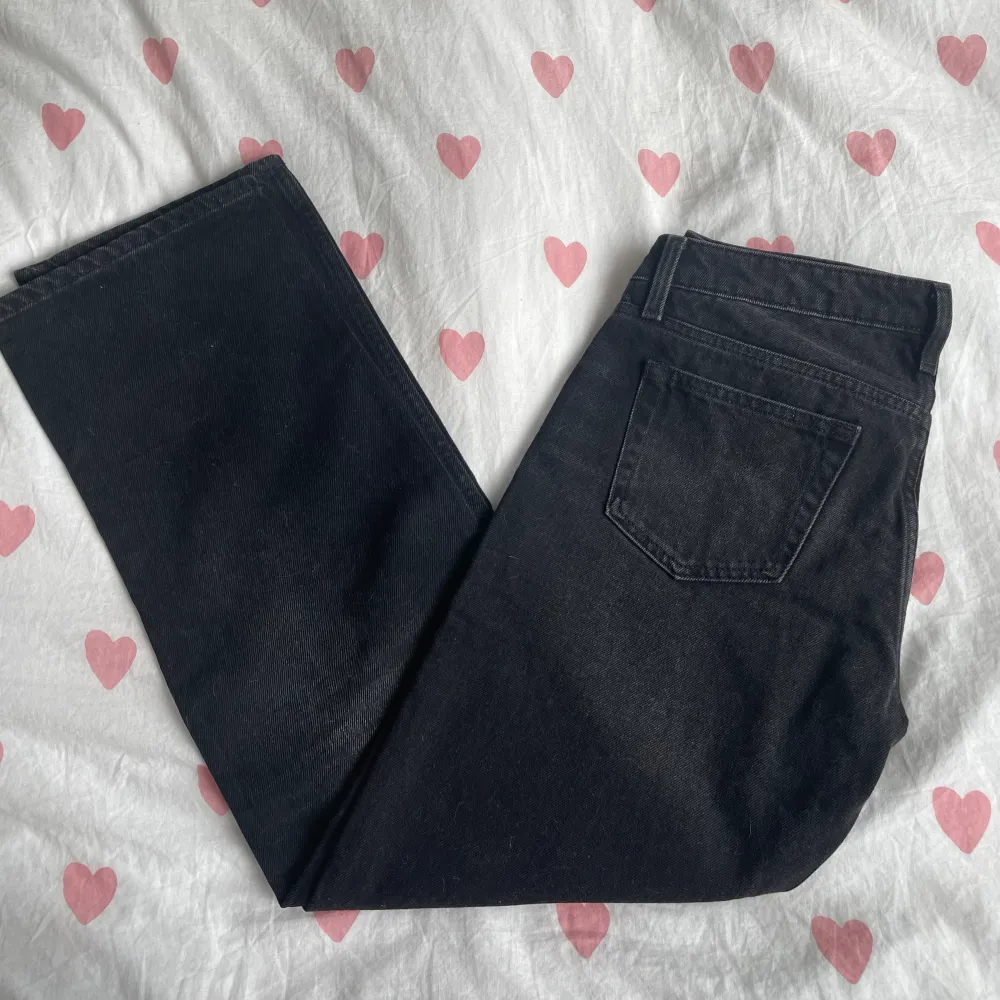 Assköna lågmidjade jeans från WEEKDAY i modellen Arrow i storlek 27/32, jag är 1,65cm lång📏🩷Helt nya, endast prövade, men säljer pga lite för stora🩷 Köpta för 590kr💜. Jeans & Byxor.