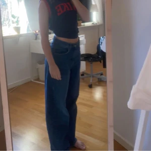 90s baggy jeans - Baggy snygga jeans! Är storlek S i vanliga fall så om du vill ha en Loose fit kommer dom passa bra!