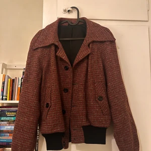 Jacka - En superfin tweedjacka i bomber-modell, perfekt för våren. 