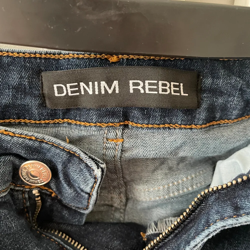 Fin jeans kjol från denim rebel. Står tyvärr ingen storlek men skulle gissa att den är som en xs-s. Kjolar.