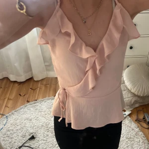 Rosa blus  - Säljer nu denna rosa blus från HM, den är använd få gånger och är i väldigt bra skick. Den är i storlek 36 men känns som en storlek mindre. Skriv för fler bilder eller om du har någon fråga💗