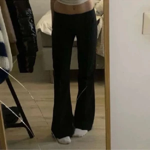 Lågmidjade kostymbyxor  - Såååå snygga lågmidjade kostymbyxor från orsay 🤍 Midjan är 37cm rakt över och innerbenslängd är 80. Hör av er vid intresse eller frågor 🫶