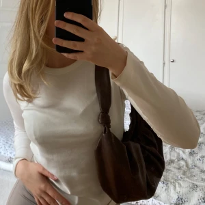 Brun handväska - Säljer min söta bruna lilla handväska då jag inte längre använder den. Fint skick och försiktigt använd.🥰🥰
