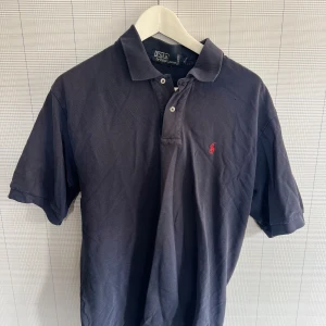 Ralph Lauren piké  - Säljer denna feta piké, skicket är 7/10 dock så är tröjan lite urtvättad. Tröjan har även ett litet hål strax över bröstet men de är inget som inte går att fixa! Kontakta gärna mig om ni har några funderingar eller vill ha fler bilder! 