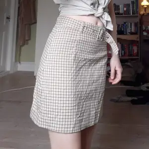 Jättesöt kjol med rutmönster. Säljer för den inte kommit till användning på länge