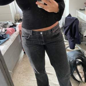 Svarta jeans från Gina i modellen Low straight jeans. Säljer på grund av att dom inte passar. Aldrig använda 💕