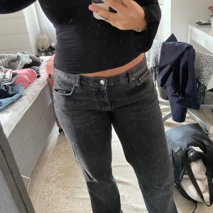 Low straight jeans från Ginatricot  - Svarta jeans från Gina i modellen Low straight jeans. Säljer på grund av att dom inte passar. Aldrig använda 💕