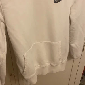 Vit nike hoodie - Jätte snygg vit nike hoodie, ny skick andvänd ett antal gånger.  Storlek: M Skriv gärna innan i köper 
