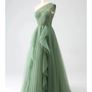 Balklänning - Jättefin balklänning, aldrig använd🥰 skriv till mig för fler bilder. Pris kan förhandlas. Strlk: EU32 (xs/s)