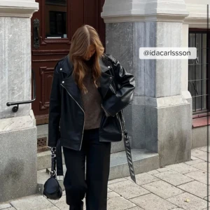 Skinnjacka - Helt oanvänd skinnjacka ifrån Ida Carlssons kollektion med Na Kd, säljer då den aldrig kommit till användning, nypris 1099kr