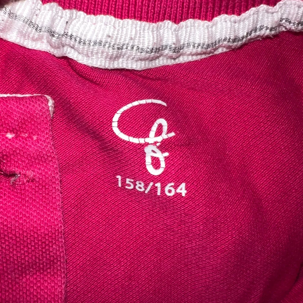 Fin rosa tröja använd några gånger inte sönder. Stolek 158/164. . T-shirts.