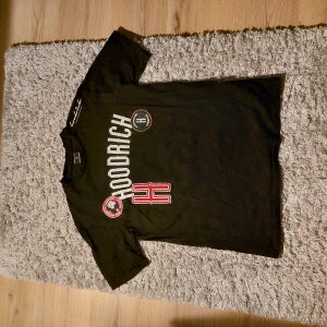 Hoodrich tröja - 9/10 Tröjan är använd ca 3 gånger. Väcken går bort när man har på sig tröjan. 