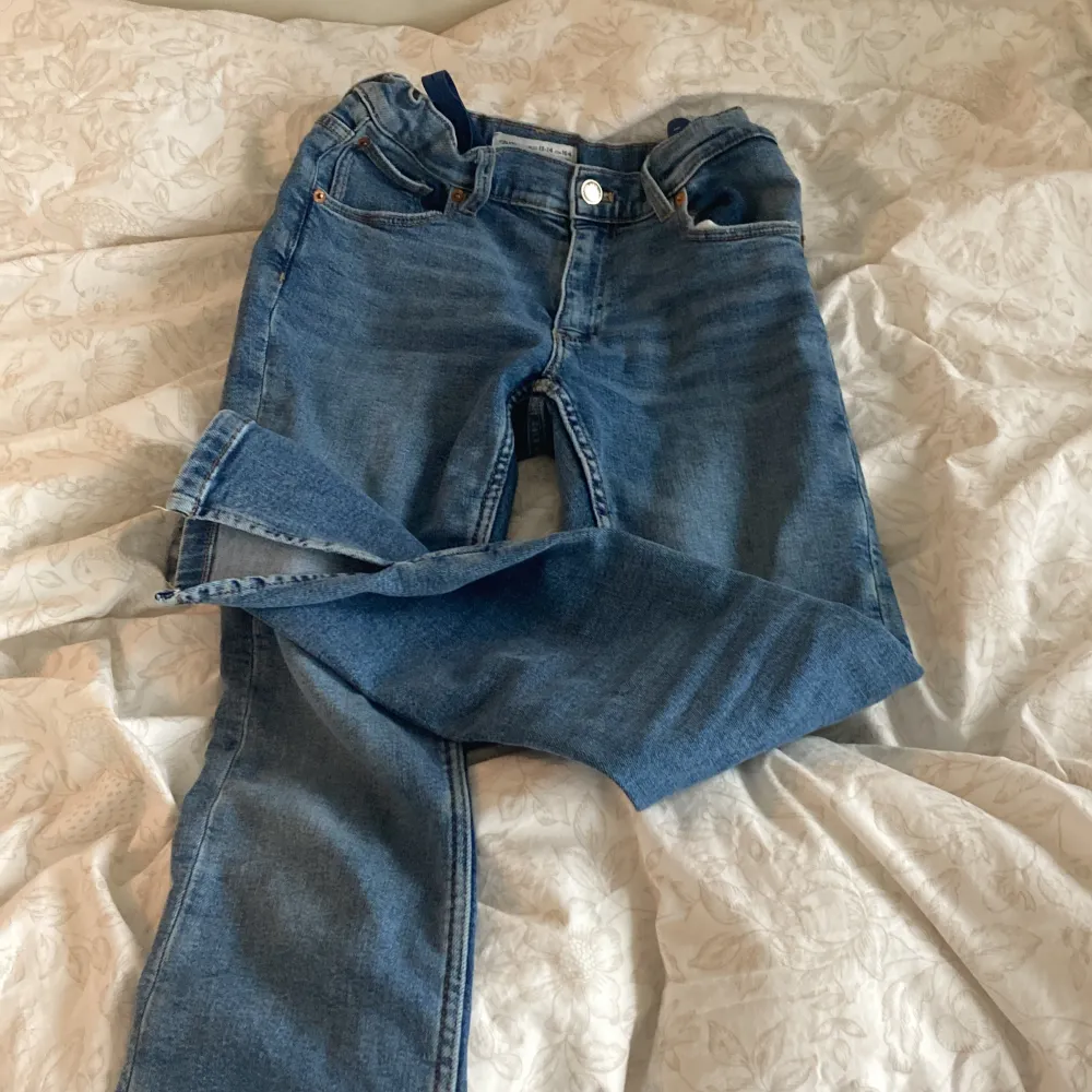 Super fina Zara jeans! Storlek 13-14 164 men skulle rekommendera för dem som har 152-158 i storlek. Endast använda ca 1-2 gånger! Köparen står för frakten!❤️. Jeans & Byxor.
