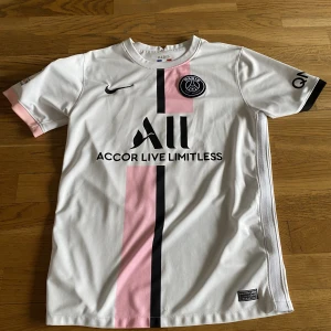 PSG bortatröja 21/22 Messi 30 - PSG bortatröja 21/22, Messi 30, använts fåtal gånger, skick 10/10