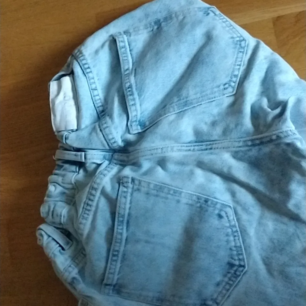 Jättesnygga och oanvända jeans från Lindex de har tyvärr blivit för korta på mig och är i stl 158! Hör av er om frågor eller fler bilder. Priset kan sänkas vid snabb affär. Jeans & Byxor.