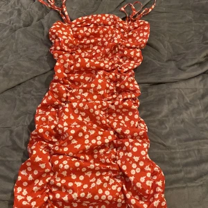 Sommar klänning  - Jätte bra material, fin och gullig klänning till sommaren 