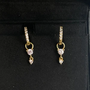 Silverörhängen - Örhängen i silver med hänge. Äkta silver. Köpa för 1050 kr. Helt oanvända.