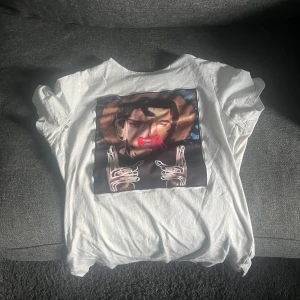 Limitato t shirt - Säljer nu min feta limitato t shirt i storlek Xs, köptes för 1699kr. Tröjan har hål i armhålan därav priset, har tidigare haft den under skjortor och zip tröjor som är snyggt!  Hör av er vid frågor!