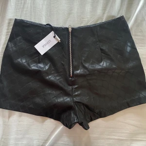 Läder shorts - Läder shorts från Estradeur. Aldrig andvända och lappen sitter kvar. Storlek s