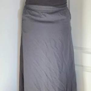 En mycket fin kjol från Jacqueline de Yong💞Den har en härlig färg och har inte heller använts mycket. Den har fickor vid sidan, men rymmer endast något litet, men de kanske bara är där för att göra det mer estetiskt✨