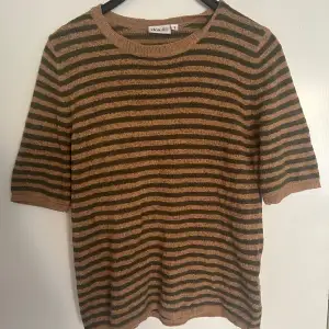 Stickad tröja från Dea Axelsson. Färgerna är gul/orange och grön. Väldigt lätt material.