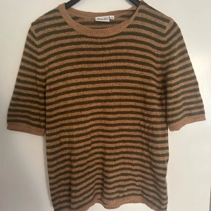 Dea Axelsson tröja - Stickad tröja från Dea Axelsson. Färgerna är gul/orange och grön. Väldigt lätt material.