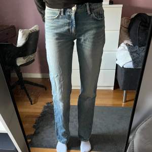 Low waist straight leg jeans från zara. Tycker det är typ 2 cm korta på mig som är 177. Använda några gånger men inga defekter. 