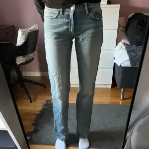 Low waist straight leg jeans från zara. Tycker det är typ 2 cm korta på mig som är 177. Använda några gånger men inga defekter. 