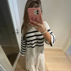 Stickad tröja - Jättefin randig stickad tröja! Använd några gånger men i fint skick!💘