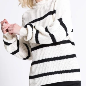 Randig stickad tröja - En vit och svart randig stickad tröja från Lager 157. I bra skick och säljer för den inte används, säljer för 80kr + frakt och den är i storlek M.